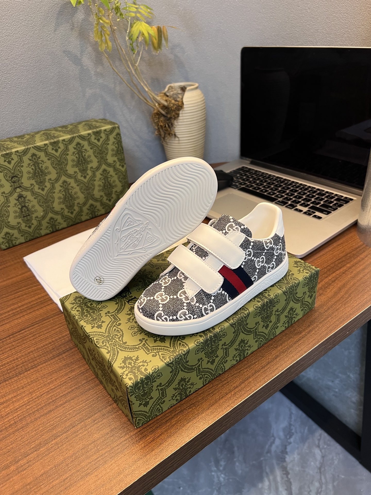 Children's shoes child